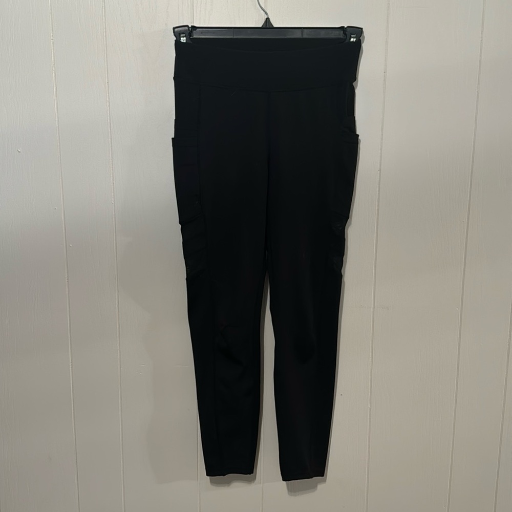 Small black popfit legging with cute mesh side detail under double pockets
